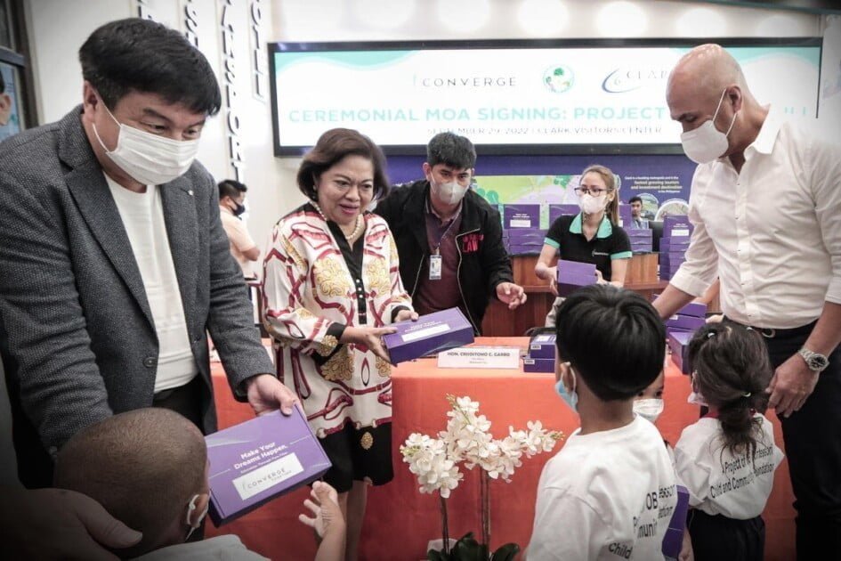 Converge fiber-powers Tondo’s Sandiwaan learning center