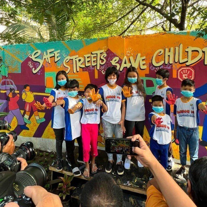 Children unveil a mural to urge government and stakeholders to commit to safer roads for vulnerable road users.