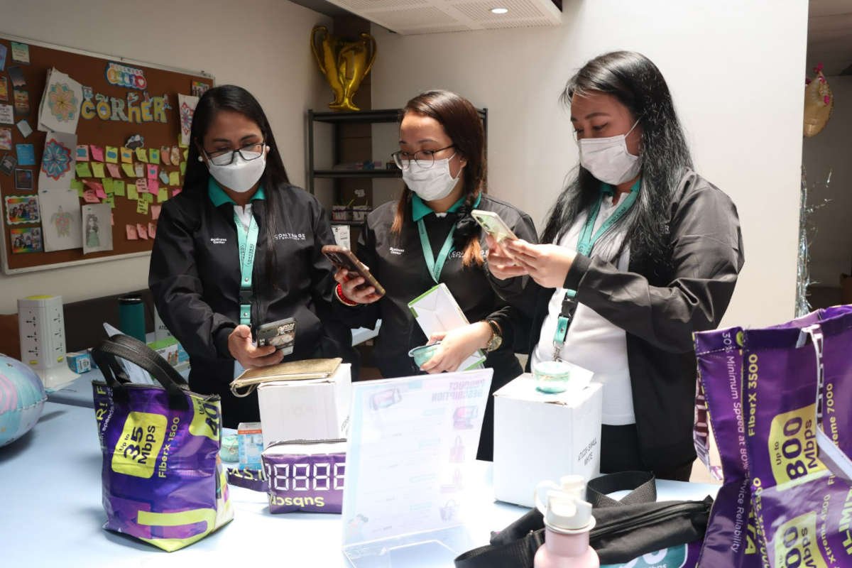 Converge employees check out the upcycled products being sold in the Mula sa Nanay, Para sa Nanayfundraising campaign.